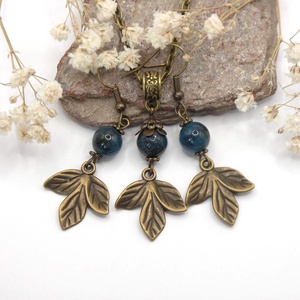 Sötétkék apatit ásványgyöngyökből és hármasan összetett, levél alakú charmokból készült nyaklánc és fülbevaló szett - ékszer - ékszerszett - Meska.hu