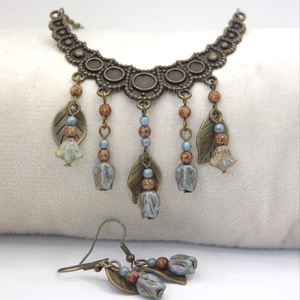 Tulipános nyakék és fülbevaló szett rusztikus, farmerkék üveggyöngyökből, levelekkel � Rustic Bloom - ékszer - ékszerszett - Meska.hu