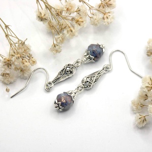 Fülbevaló kékeslila, szabálytalan formájú, cseh üveggyönggyel, csepp alakú összekötőn - ékszer - fülbevaló - lógó fülbevaló - Meska.hu