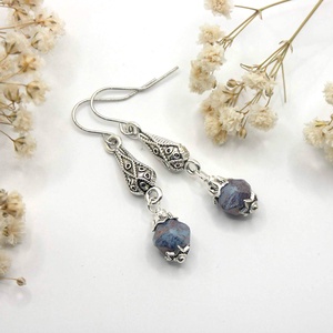 Fülbevaló kékeslila, szabálytalan formájú, cseh üveggyönggyel, csepp alakú összekötőn, Ékszer, Fülbevaló, Lógó fülbevaló, Ékszerkészítés, MESKA