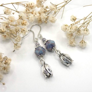 Fülbevaló kékeslila, szabálytalan formájú, cseh üveggyönggyel, virágfej függővel, Ékszer, Fülbevaló, Lógó fülbevaló, Ékszerkészítés, MESKA