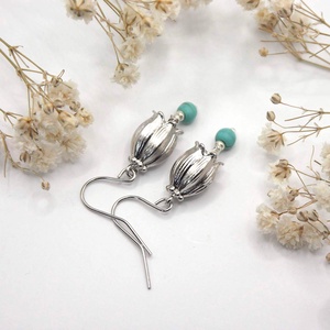 Harangvirág alakú, ezüst színű koreai függőből, apró, türkinit ásványgyönggyel készült fülbevaló - Meska.hu