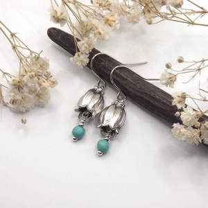 Harangvirág alakú, ezüst színű koreai függőből, apró, türkinit ásványgyönggyel készült fülbevaló - ékszer - fülbevaló - lógó fülbevaló - Meska.hu