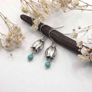 Harangvirág alakú, ezüst színű koreai függőből, apró, türkinit ásványgyönggyel készült fülbevaló - ékszer - fülbevaló - lógó fülbevaló - Meska.hu