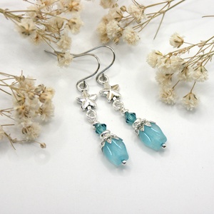 Tulipános fülbevaló csillaggal, jégkék színű tulipán és apró, tengerkék színű Swarovski gyöngyökből � Saphira - Meska.hu