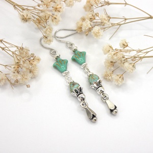 Ezüst színű tulipános fülbevaló türkizzöld üveggyöngyökből � Celadon - Meska.hu
