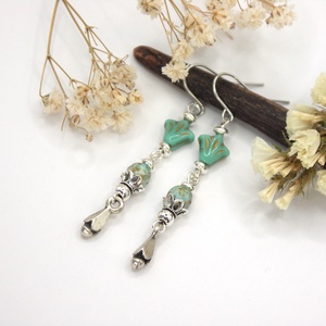 Ezüst színű tulipános fülbevaló türkizzöld üveggyöngyökből � Celadon - ékszer - fülbevaló - lógó fülbevaló - Meska.hu