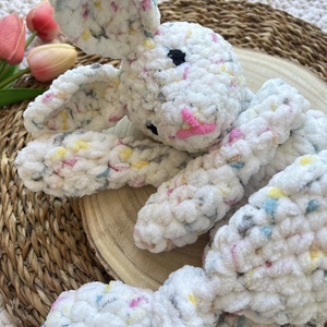 Horgolt plüss nyuszi alvóka - baba - mama - baba játékok - szundikendő, alvóka - Meska.hu