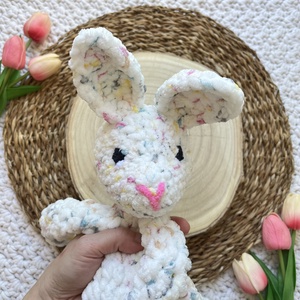 Horgolt plüss nyuszi alvóka - baba - mama - baba játékok - szundikendő, alvóka - Meska.hu