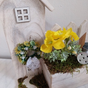 Fa házikó alapú tavaszi asztaldísz, akár ajándékba  - otthon & életmód - virágdekoráció - virágdíszek - virágdísz kaspóban - Meska.hu