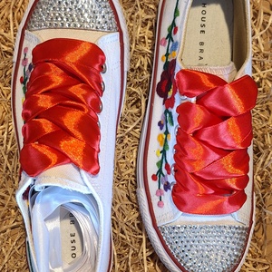 Esküvői tornacipő, kalocsai virágokkal kézzel hímzett tornacipő,  strasszkövekkel - esküvő - cipő és cipőklipsz - Meska.hu