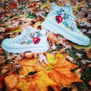 Magyaros bakancs, Kalocsai virágokkal kézzel hímzett bakancs  - Meska.hu