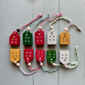 10 házikós karácsonyfadísz zöld-piros, Karácsony, Karácsonyi lakásdekoráció, Karácsonyfadíszek, Famegmunkálás, MESKA