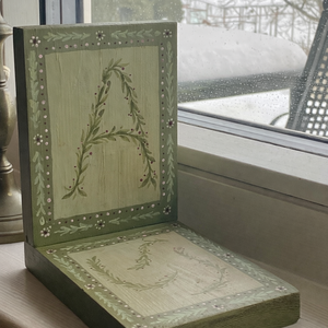 Monogramos olíva könyvtámasz - ajándékötlet - személyre szabható - otthon & életmód - dekoráció - asztal és polc dekoráció - könyvtámasz - Meska.hu