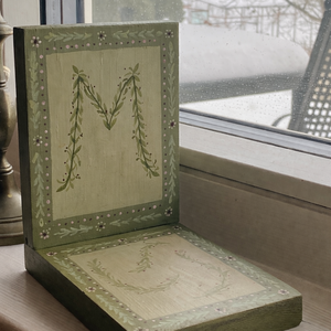 Monogramos olíva könyvtámasz - ajándékötlet - személyre szabható - otthon & életmód - dekoráció - asztal és polc dekoráció - könyvtámasz - Meska.hu