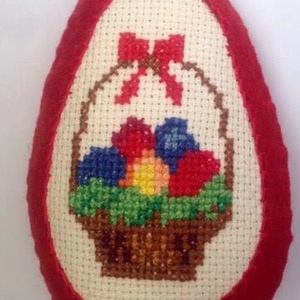 Keresztszemes függődísz filc tojás 12cm magas, Otthon & Életmód, Dekoráció, Fali és függő dekoráció, Függődísz, Hímzés, Varrás, MESKA