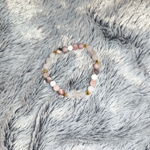 Rózsakvarc és zebra gyöngy karkötő világos színnel  - ékszer - karkötő - ásványkarkötő - Meska.hu