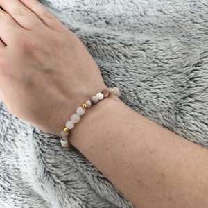 Rózsakvarc és zebra gyöngy karkötő világos színnel  - Meska.hu