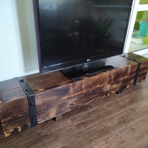 Rusztikus tv állvány fenyőből, extra erős tv tartó asztal gerendából, Otthon & Életmód, Bútor, Asztal, Famegmunkálás, Fémmegmunkálás, MESKA