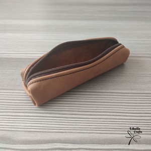 Barna bőrből készült tolltartó - otthon & életmód - papír, írószer - tolltartó & ceruzatekercs - Meska.hu