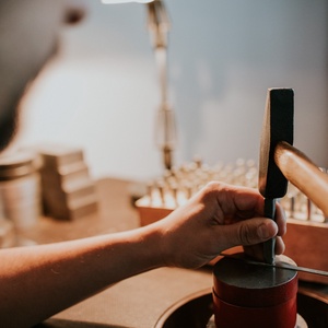 Apa, ennyiiire szeretünk � kulcstartó kézzel beütött szöveggel - táska & tok - kulcstartó & táskadísz - kulcstartó - Meska.hu