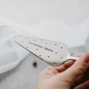 Szeretettel tálalva � tortalapát kézzel beütött szöveggel - esküvő - dekoráció - tálalás - Meska.hu