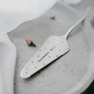 Szeretettel tálalva � tortalapát kézzel beütött szöveggel - esküvő - dekoráció - tálalás - Meska.hu