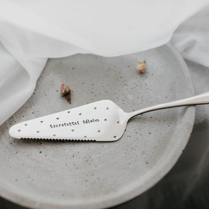 Szeretettel tálalva � tortalapát kézzel beütött szöveggel - Meska.hu