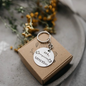 Apa, ennyiiire szeretünk – kulcstartó kézzel beütött szöveggel, Táska & Tok, Kulcstartó & Táskadísz, Kulcstartó, Fémmegmunkálás, Ötvös, Ez a kulcstartó rozsdamentes acélból, ezüst színben készült. A medálon az „Apa, ennyiiire szeretünk..., MESKA