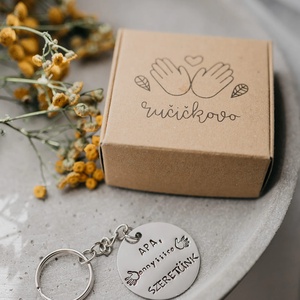 Apa, ennyiiire szeretünk � kulcstartó kézzel beütött szöveggel - táska & tok - kulcstartó & táskadísz - kulcstartó - Meska.hu