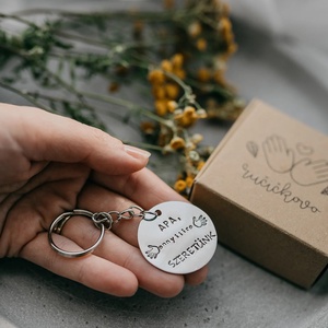 Apa, ennyiiire szeretünk � kulcstartó kézzel beütött szöveggel - táska & tok - kulcstartó & táskadísz - kulcstartó - Meska.hu