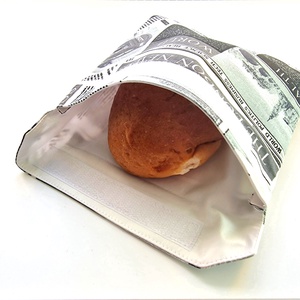 Újságpapír mintás snackbag, tépőzáras uzsitasak, vízhatlan szendvicstartó, uzsonnás tasak, uzsonnás szendvics tartó   - táska & tok - uzsonna- & ebéd tartó - szendvics csomagoló - Meska.hu