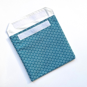 Türkizkék virágos snackbag, tépőzáras uzsitasak, vízhatlan szendvicstartó, uzsonnás tasak, uzsonnás szendvics tartó - táska & tok - uzsonna- & ebéd tartó - szendvics csomagoló - Meska.hu