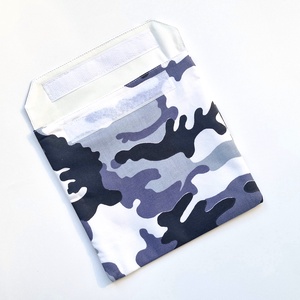 Szürke terepmintás snackbag, tépőzáras uzsitasak, vízhatlan szendvicstartó, uzsonnás tasak, uzsonnás szendvics tartó - táska & tok - uzsonna- & ebéd tartó - szendvics csomagoló - Meska.hu