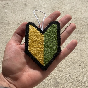 Kézzel készült Car Charmz  JDM levél, Otthon & Életmód, Autó, Visszapillantó dísz, Szövés, MESKA