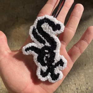 Kézzel készült Car Charmz  SOX, Otthon & Életmód, Autó, Visszapillantó dísz, Szövés, MESKA