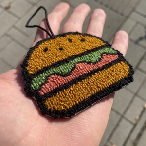 Kézzel készült Car Charmz  Hamburger, Otthon & Életmód, Autó, Visszapillantó dísz, Mindenmás, MESKA