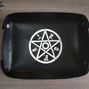 M.A.G.U.S. szimbólumos kockadobó tálca - játék & sport - táblajáték és kártyajáték - társasjátékok - dobókocka - Meska.hu