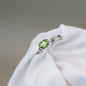 Az élet áramlása és a belső fény - kézzel vésett ezüst gyűrű peridottal, , , MESKA