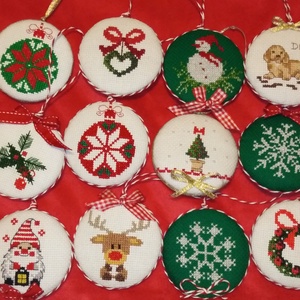 Egyedi karácsonyfadísz AKÁR NÉVRE SZÓLÓAN - karácsonyi motívummal - karácsony - karácsonyi lakásdekoráció - karácsonyfadíszek - Meska.hu