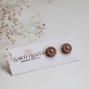 Barna virág gomb fülbevaló, Ékszer, Fülbevaló, Pötty fülbevaló, Gyurma, Ékszerkészítés, MESKA