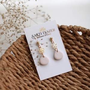 Ekrü virágos fülbevaló, Ékszer, Fülbevaló, Lógó fülbevaló, Ékszerkészítés, Gyurma, MESKA