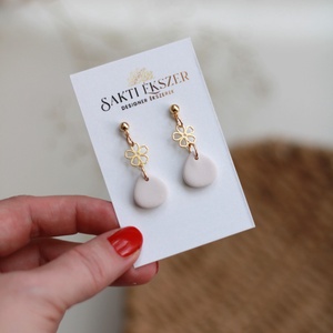 Ekrü virágos fülbevaló - ékszer - fülbevaló - lógó fülbevaló - Meska.hu