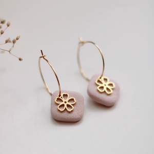 Bézs virágos karika fülbevaló, Ékszer, Fülbevaló, Karika fülbevaló, Ékszerkészítés, Gyurma, MESKA