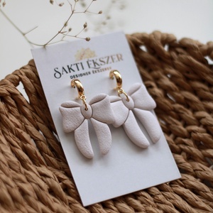 Tört fehér nagy masnis függő fülbevaló - ékszer - fülbevaló - lógó fülbevaló - Meska.hu