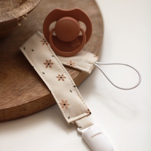 Bézs virágos cumilánc - Meska.hu