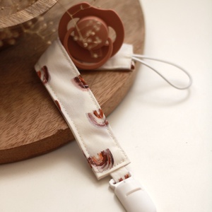 Bézs szivárványos cumilánc - Meska.hu