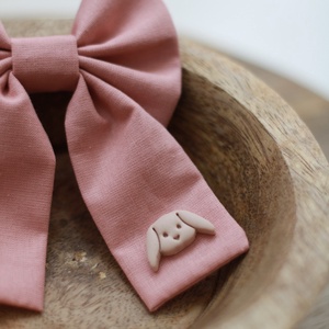 Sötét rózsaszín nyuszis hajgumi - ruha & divat - hajdísz & hajcsat - hajgumi - Meska.hu