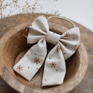 Ekrü virágos hajgumi - Meska.hu