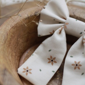 Ekrü virágos hajgumi - ruha & divat - hajdísz & hajcsat - hajgumi - Meska.hu